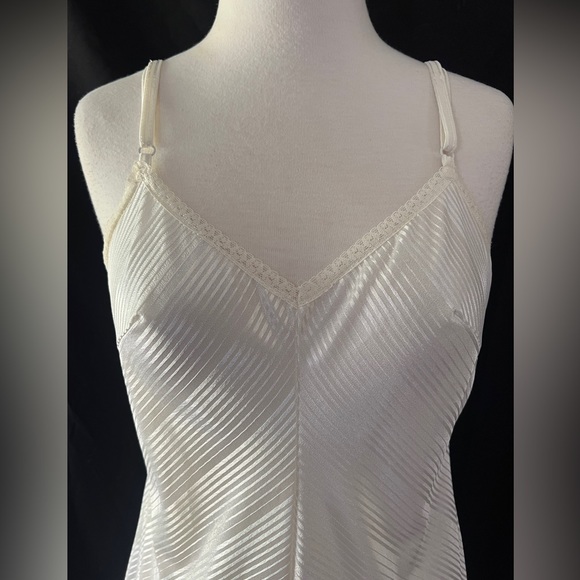 Women’s Formfit Dress Slip Size 34 Tall (10/12) Cream Color - Picture 2 of 7